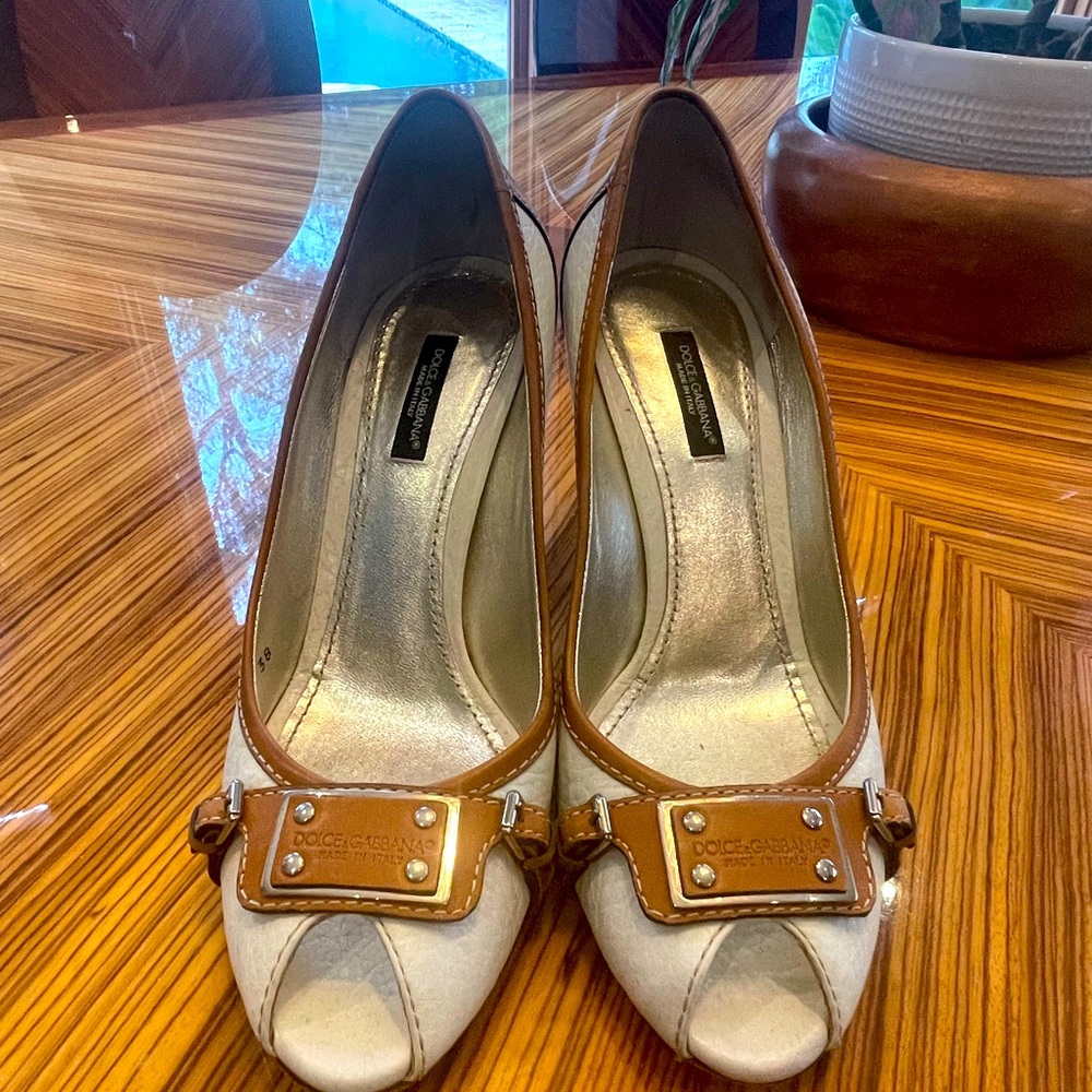 Dolce &Gabbana peep toe heels. Cream/off white/ and rich tan leather size 38